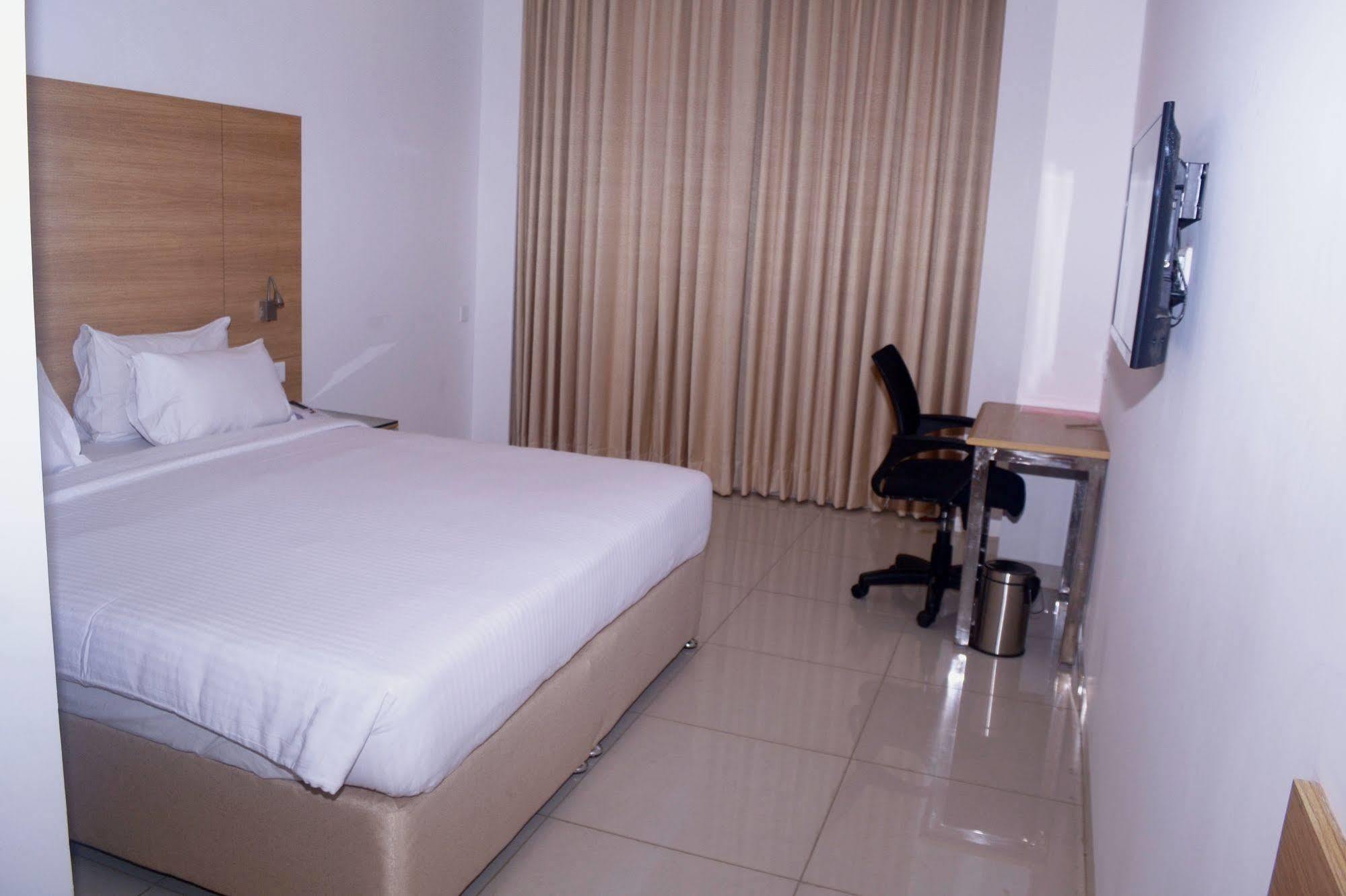 Отель Noida 63 Экстерьер фото
